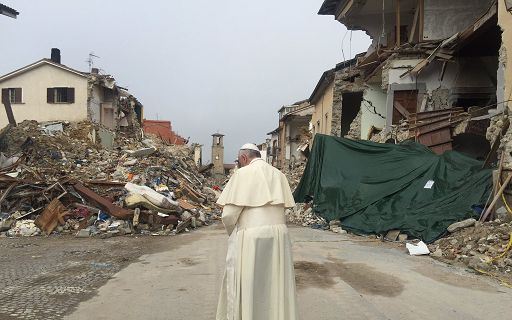 IL PAPA TRA LE MACERIE