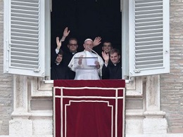 Il Papa benedice la folla accompagnato da 4 nuovi preti