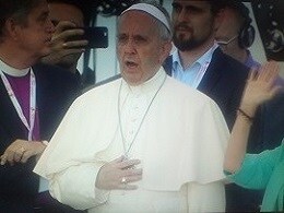 Il PAPA CANTA IN PREGHIERA AL CIRCO MASSIMO.