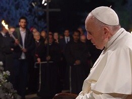 VIA CRUCIS. IL PAPA PREGA PER LE CROCI NEL MONDO
