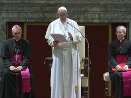 IL PAPA AI GIORNALISTI: IMPEGNO E CHIAREZZA.