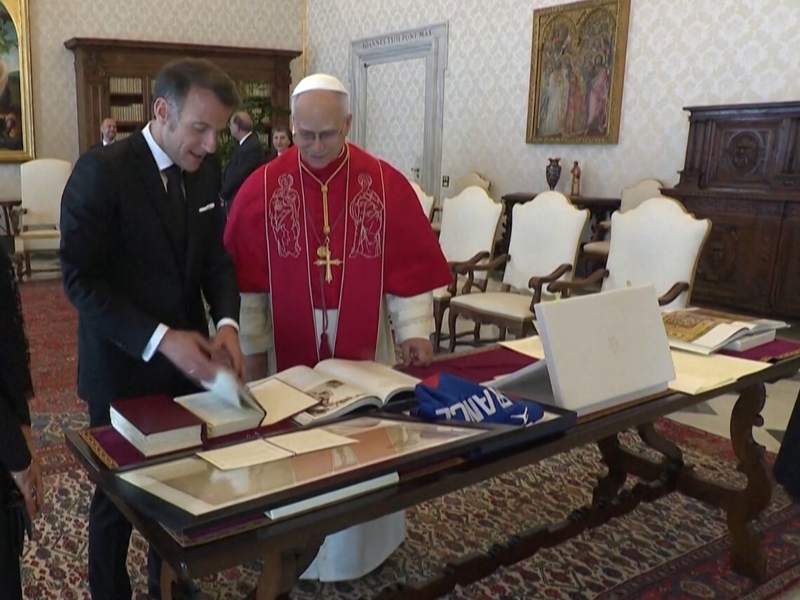 IL POPOLO DEI FEDELI ATTENDE IL PAPA
